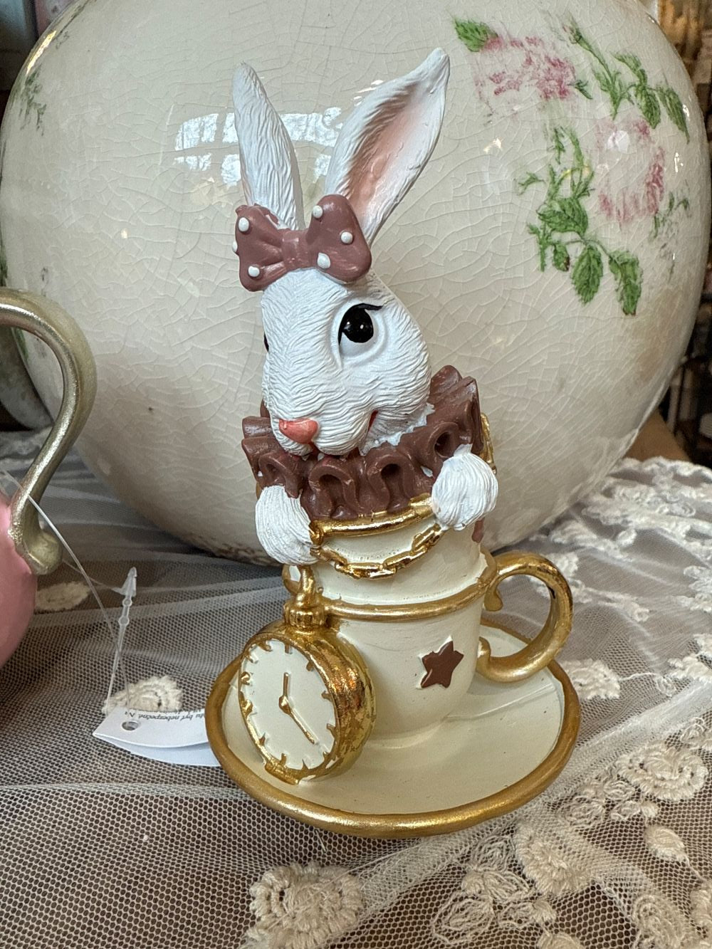 Figurine décorative Lapine Alice à l’Heure du Thé, lapine blanche et rose dans une tasse avec détails dorés, décoration romantique shabby chic et féérique pour intérieur de charm