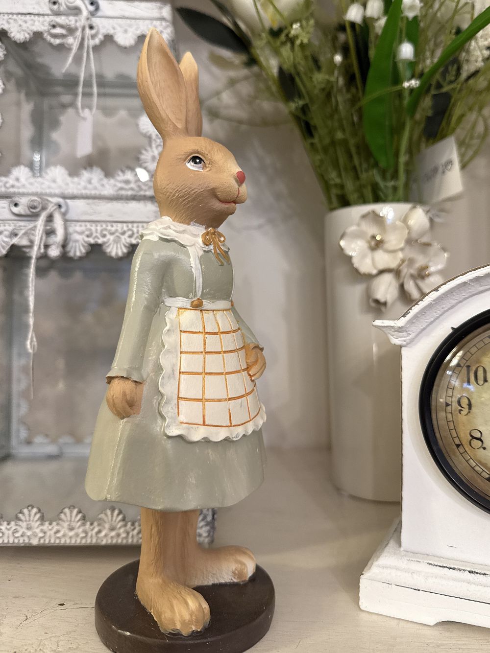 Lapinette Cuisinière de Pâques, figurine lapin décorative pour une cuisine shabby chic et romantique. Paiement sécurisé et entreprise familiale française.