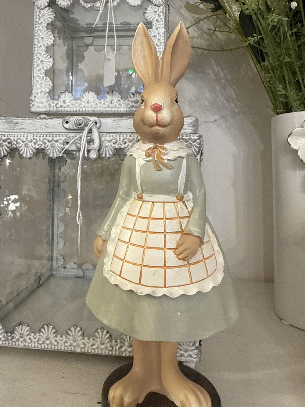 Lapinette Cuisinière de Pâques, figurine lapin décorative pour une cuisine shabby chic et romantique. Paiement sécurisé et entreprise familiale française.