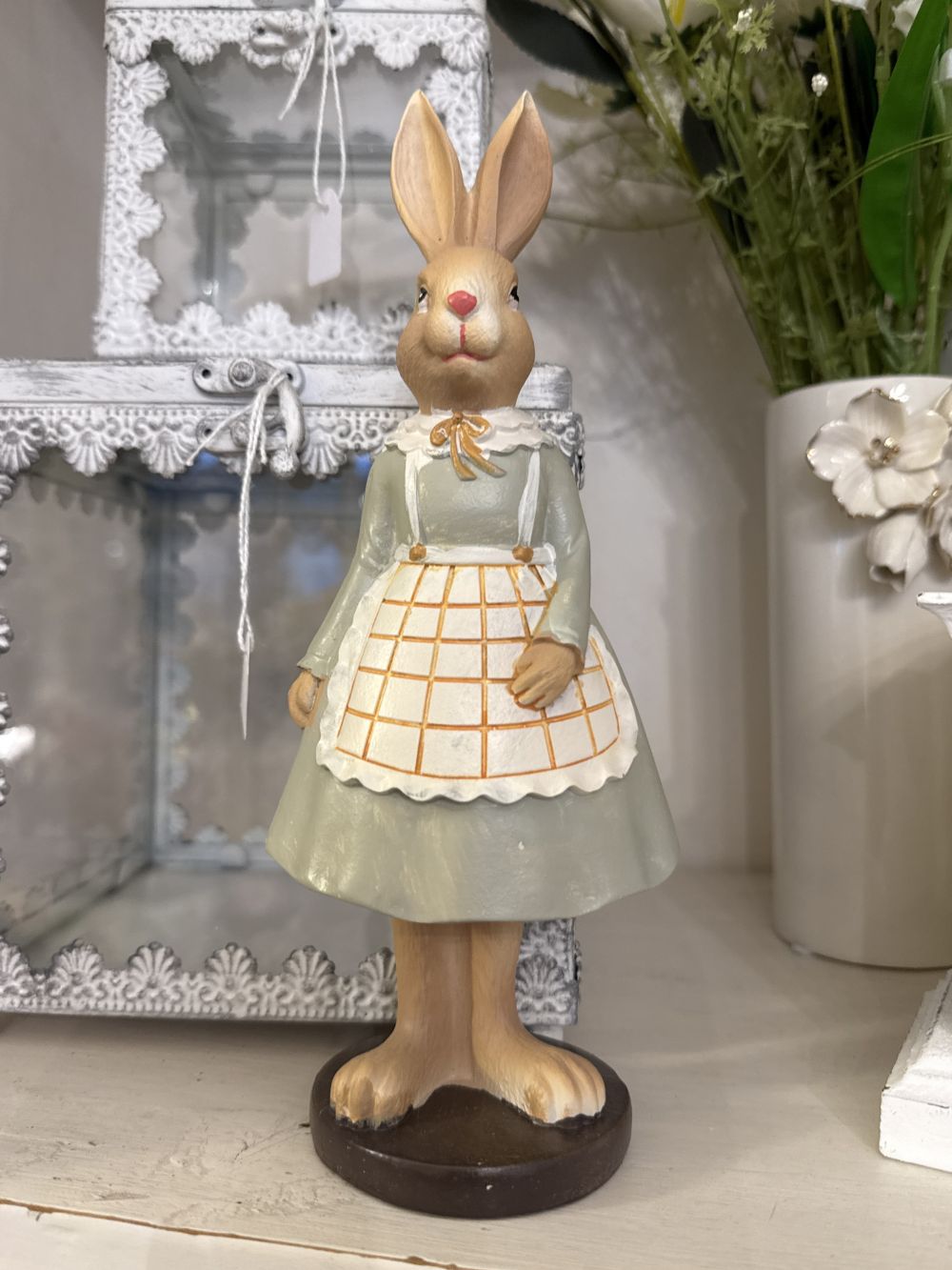 Lapinette Cuisinière de Pâques, figurine lapin décorative pour une cuisine shabby chic et romantique. Paiement sécurisé et entreprise familiale française.