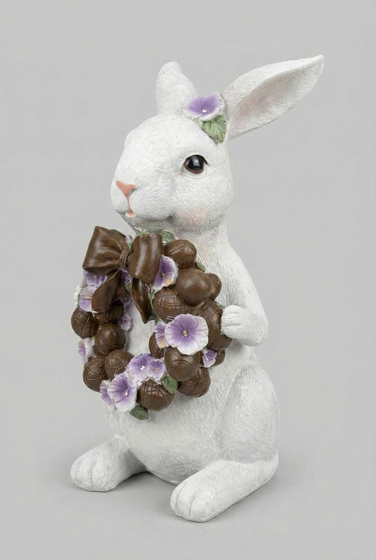 Lapinette décorative blanche tenant une couronne de pensées violettes, ambiance romantique shabby chic et poétique, décoration de charme printanière de 30 cm