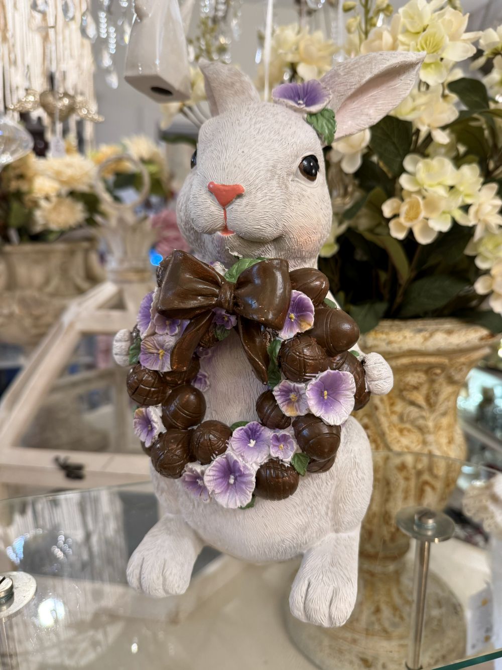 Lapinette décorative blanche tenant une couronne de pensées violettes, ambiance romantique shabby chic et poétique, décoration de charme printanière de 30 cm