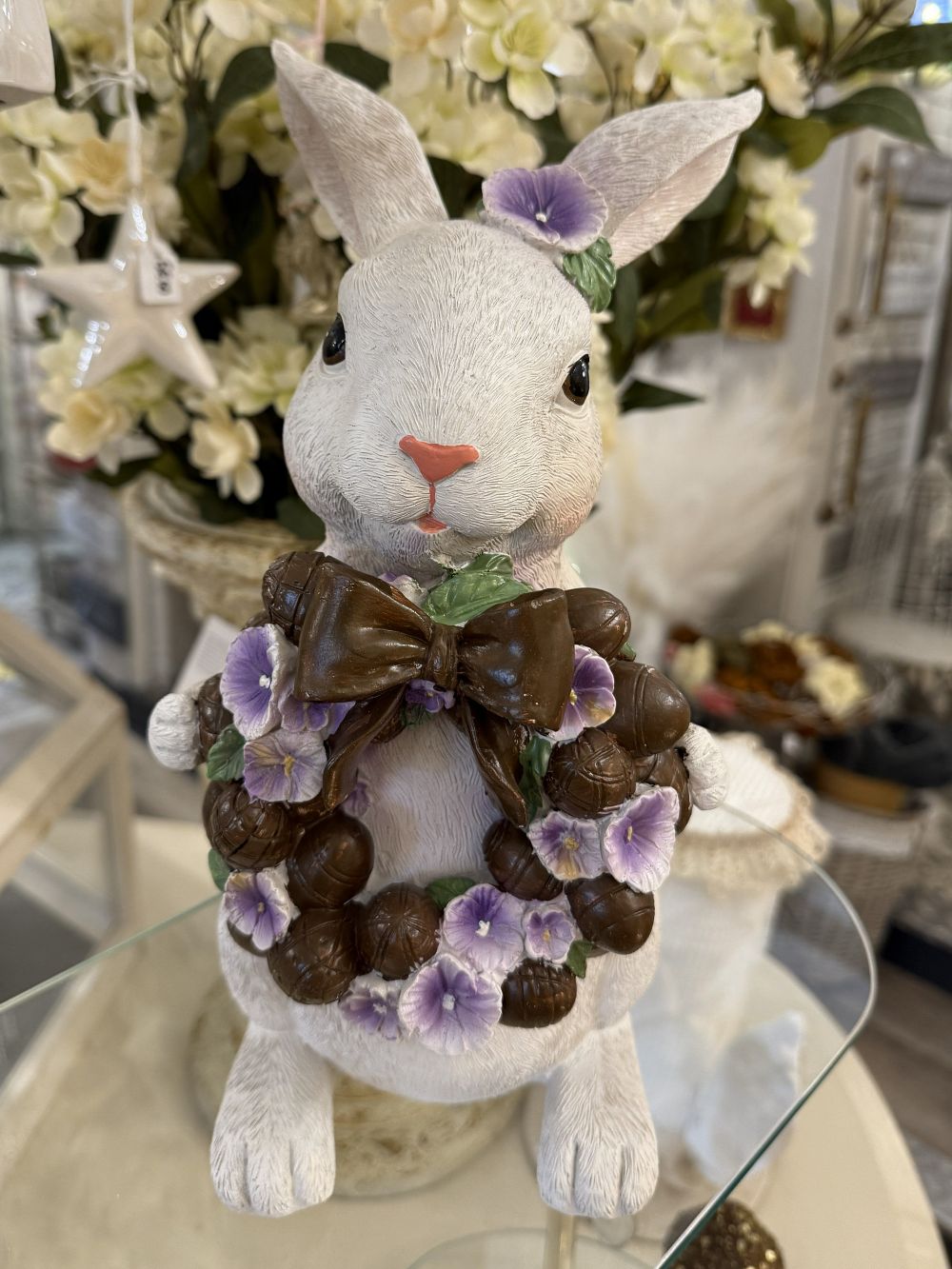 Lapinette décorative blanche tenant une couronne de pensées violettes, ambiance romantique shabby chic et poétique, décoration de charme printanière de 30 cm