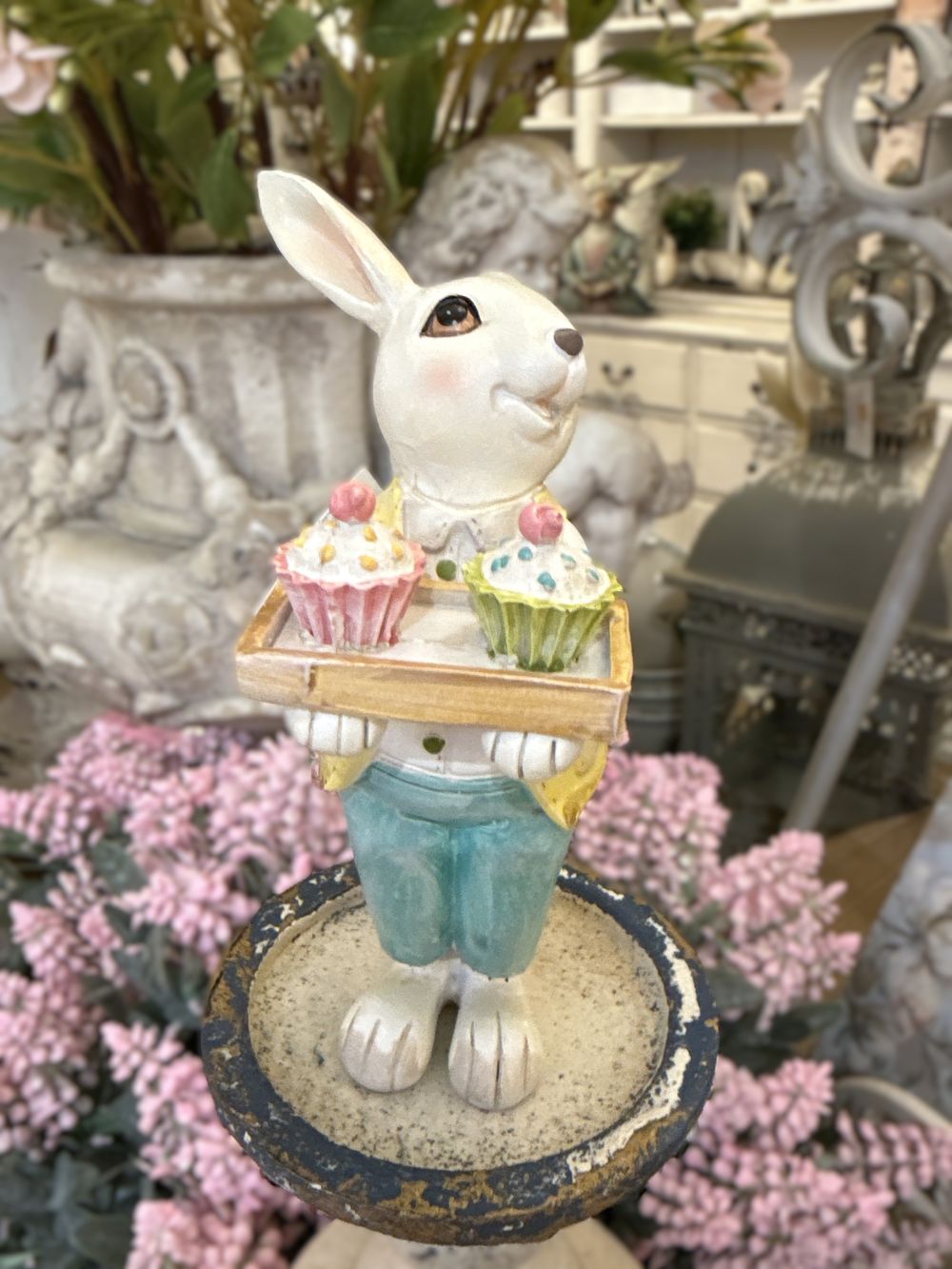 Figurine Lapinou Cupcake, lapin décoratif de Pâques tenant des cupcakes, couleurs pastel blanc jaune et bleu, style shabby chic, esprit Alice et ambiance féérique