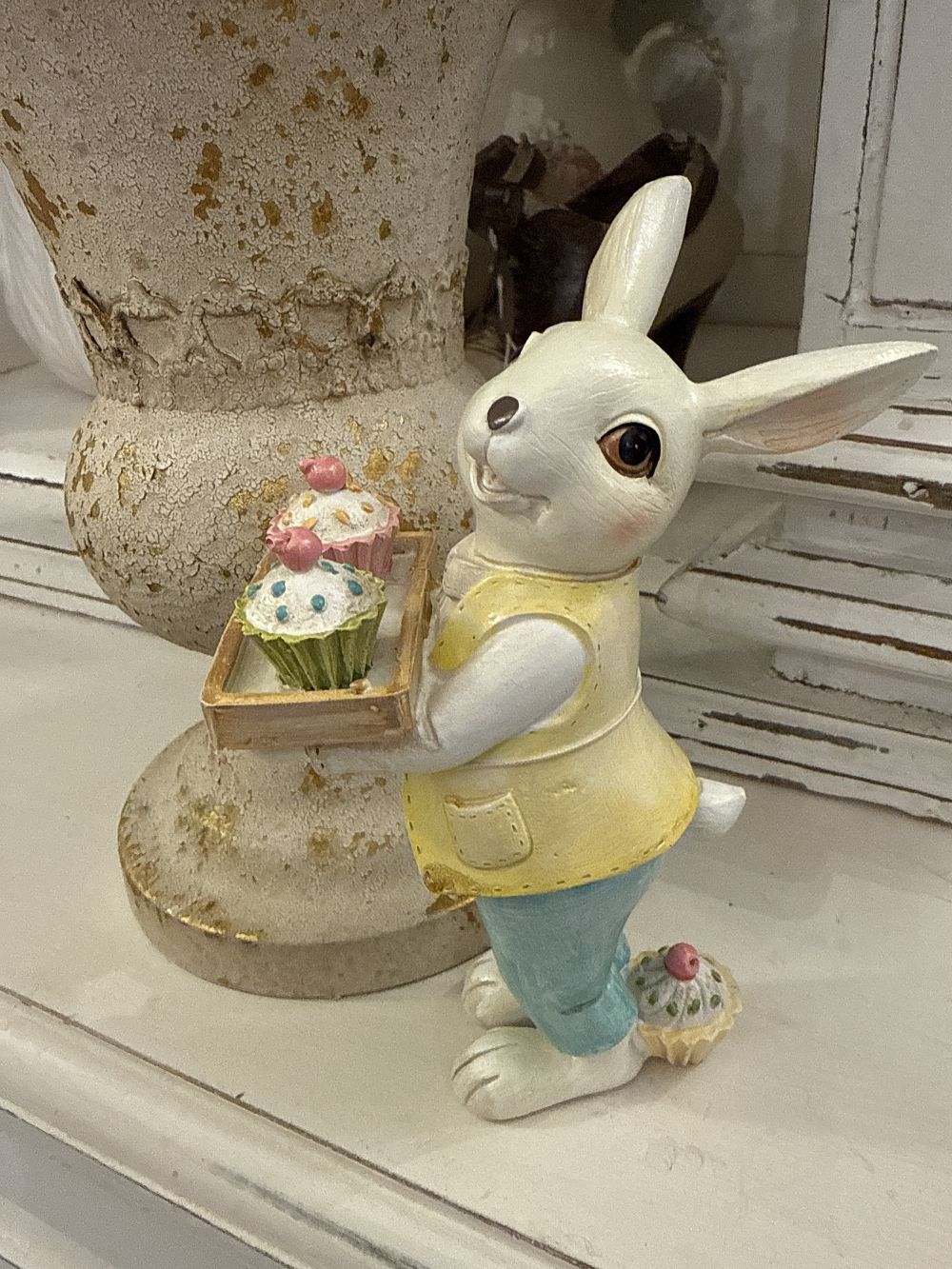 Figurine Lapinou Cupcake, lapin décoratif de Pâques tenant des cupcakes, couleurs pastel blanc jaune et bleu, style shabby chic, esprit Alice et ambiance féérique