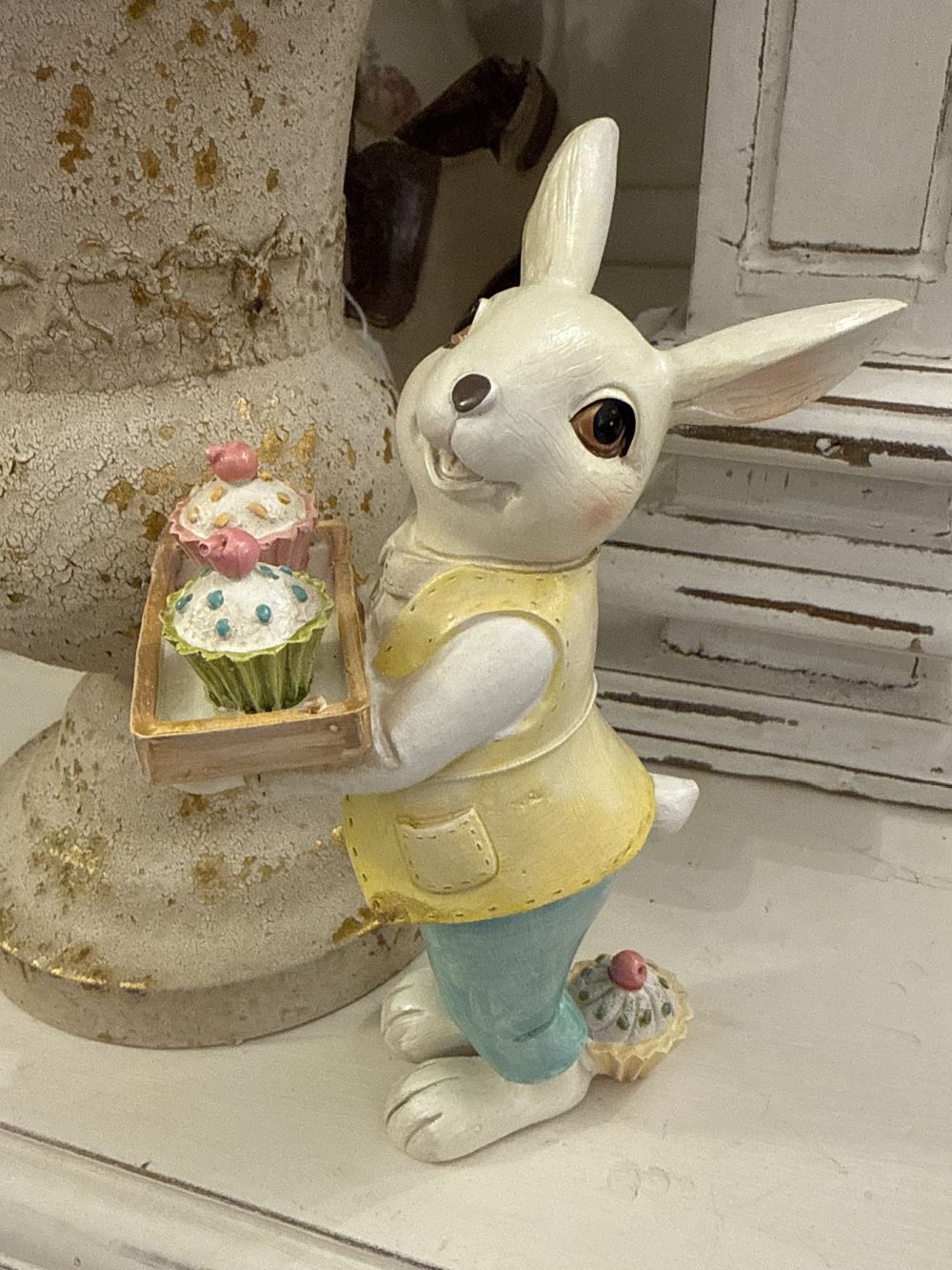 Figurine Lapinou Cupcake, lapin décoratif de Pâques tenant des cupcakes, couleurs pastel blanc jaune et bleu, style shabby chic, esprit Alice et ambiance féérique