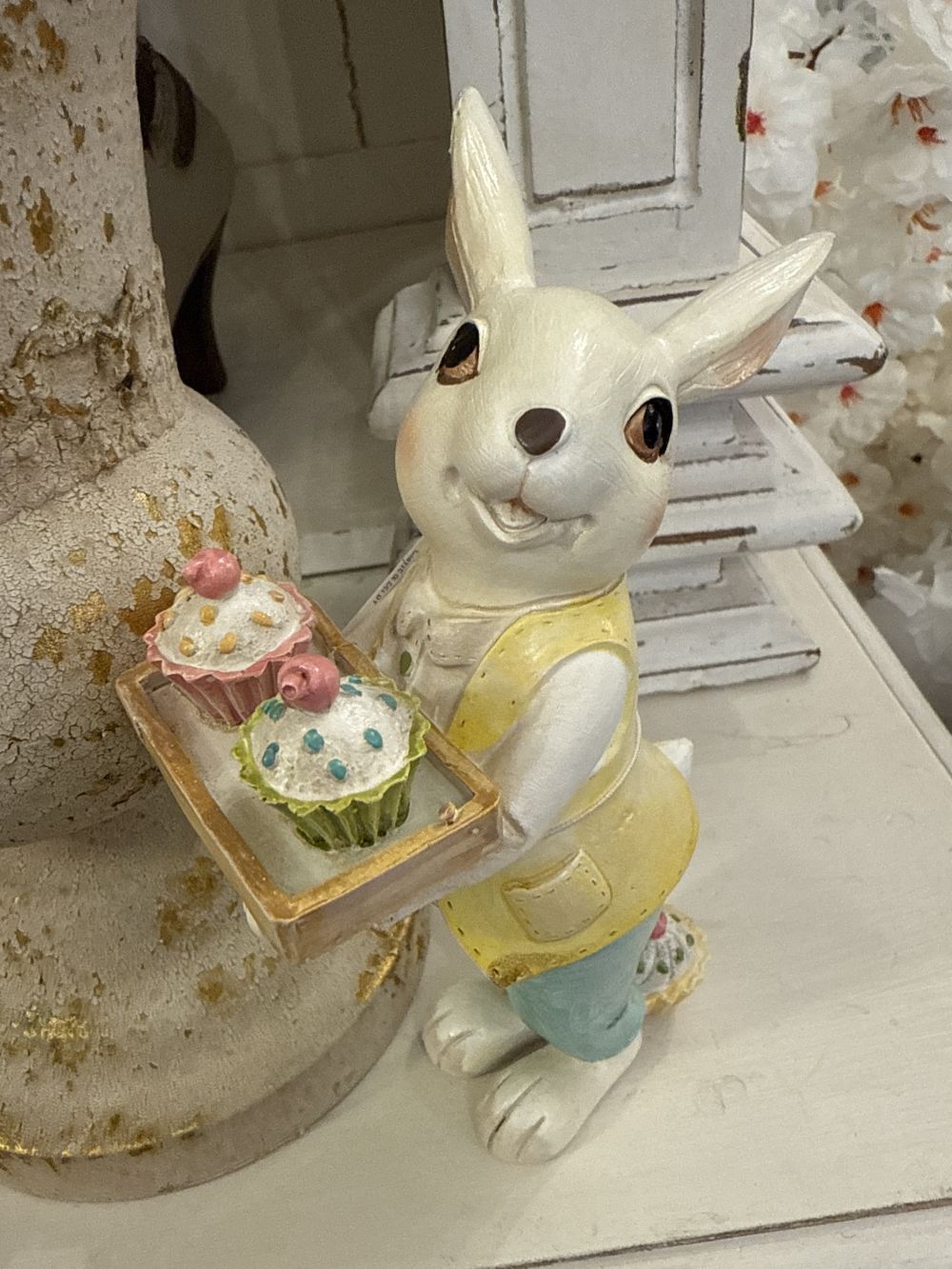 Figurine Lapinou Cupcake, lapin décoratif de Pâques tenant des cupcakes, couleurs pastel blanc jaune et bleu, style shabby chic, esprit Alice et ambiance féérique