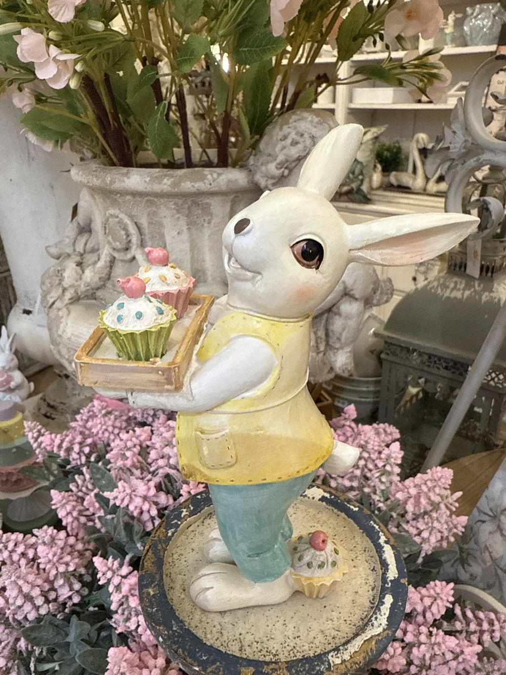 Figurine Lapinou Cupcake, lapin décoratif de Pâques tenant des cupcakes, couleurs pastel blanc jaune et bleu, style shabby chic, esprit Alice et ambiance féérique