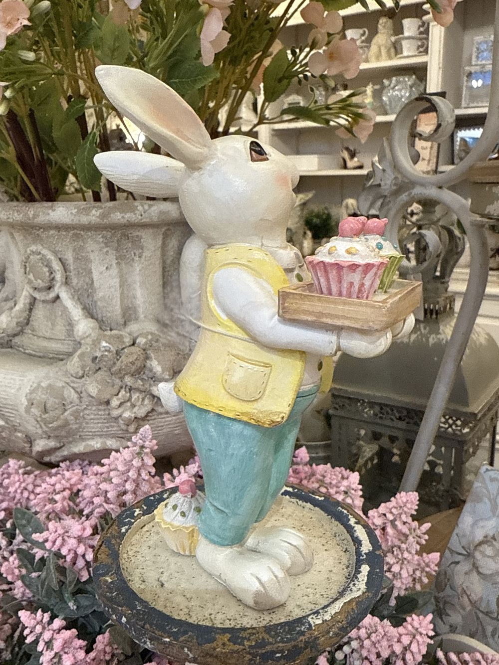 Figurine Lapinou Cupcake, lapin décoratif de Pâques tenant des cupcakes, couleurs pastel blanc jaune et bleu, style shabby chic, esprit Alice et ambiance féérique