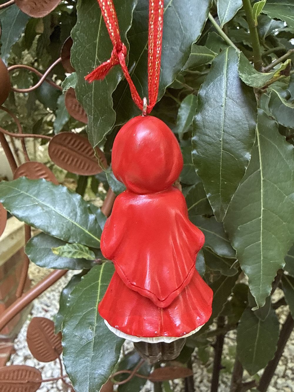Le Petit Chaperon Rouge en figurine à suspendre avec cape rouge, panier et robe verte, décoration féérique de charme inspirée des contes