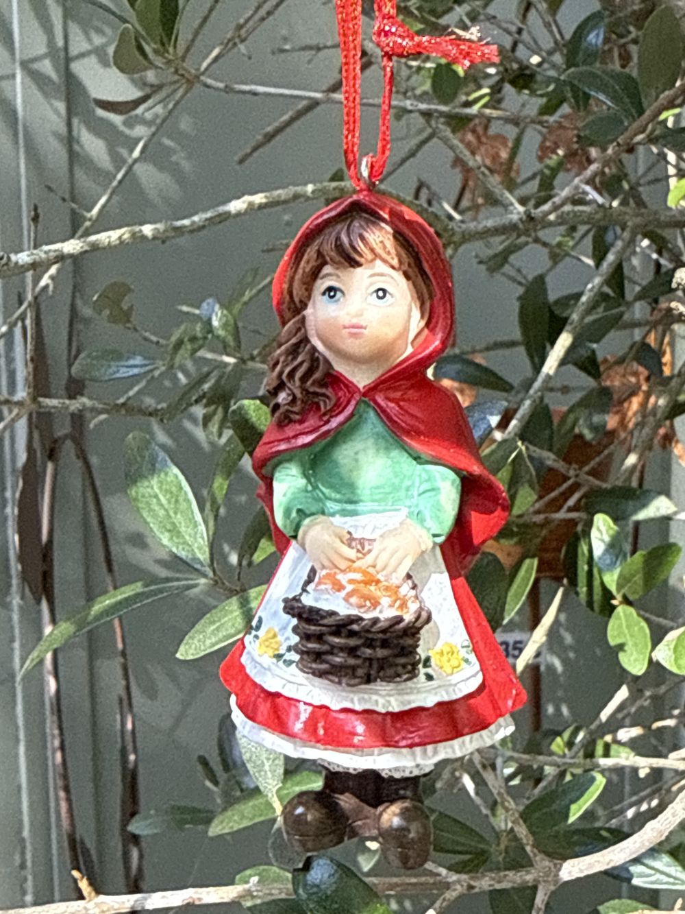 Le Petit Chaperon Rouge en figurine à suspendre avec cape rouge, panier et robe verte, décoration féérique de charme inspirée des contes