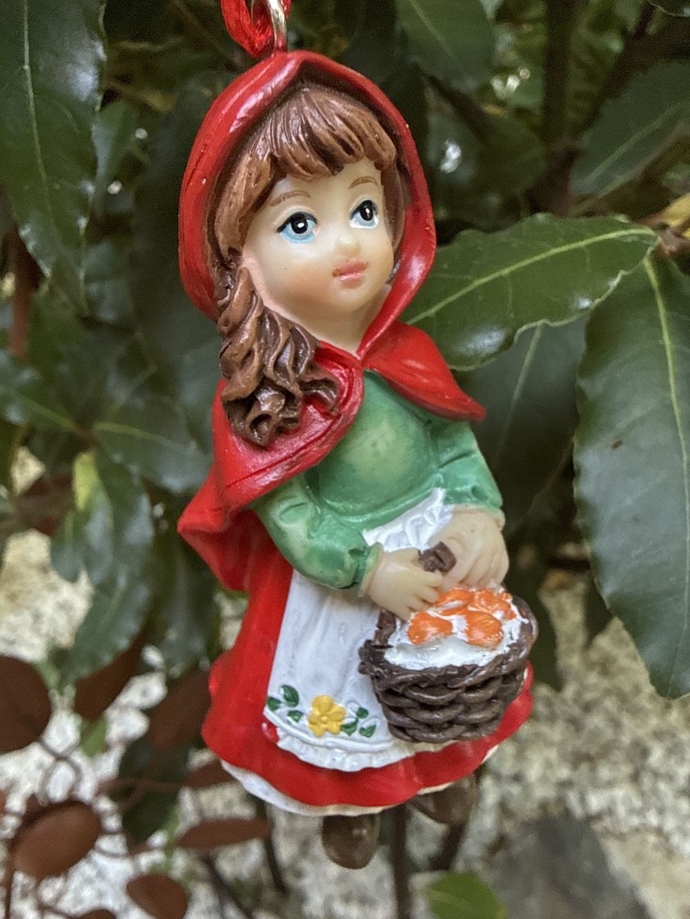 Le Petit Chaperon Rouge en figurine à suspendre avec cape rouge, panier et robe verte, décoration féérique de charme inspirée des contes