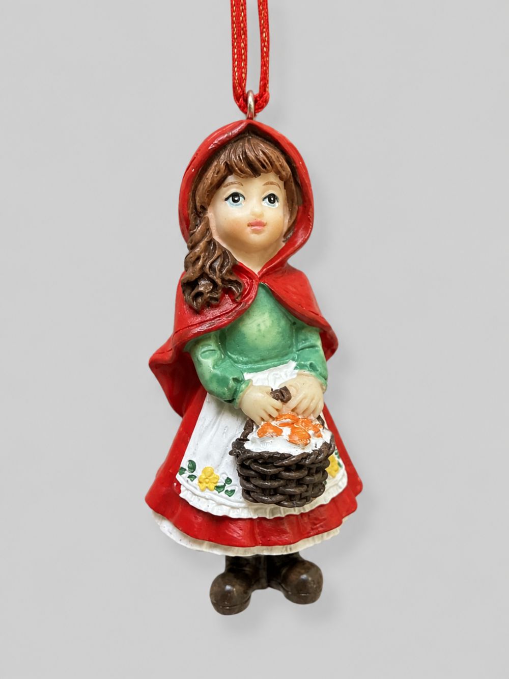 Le Petit Chaperon Rouge en figurine à suspendre avec cape rouge, panier et robe verte, décoration féérique de charme inspirée des contes