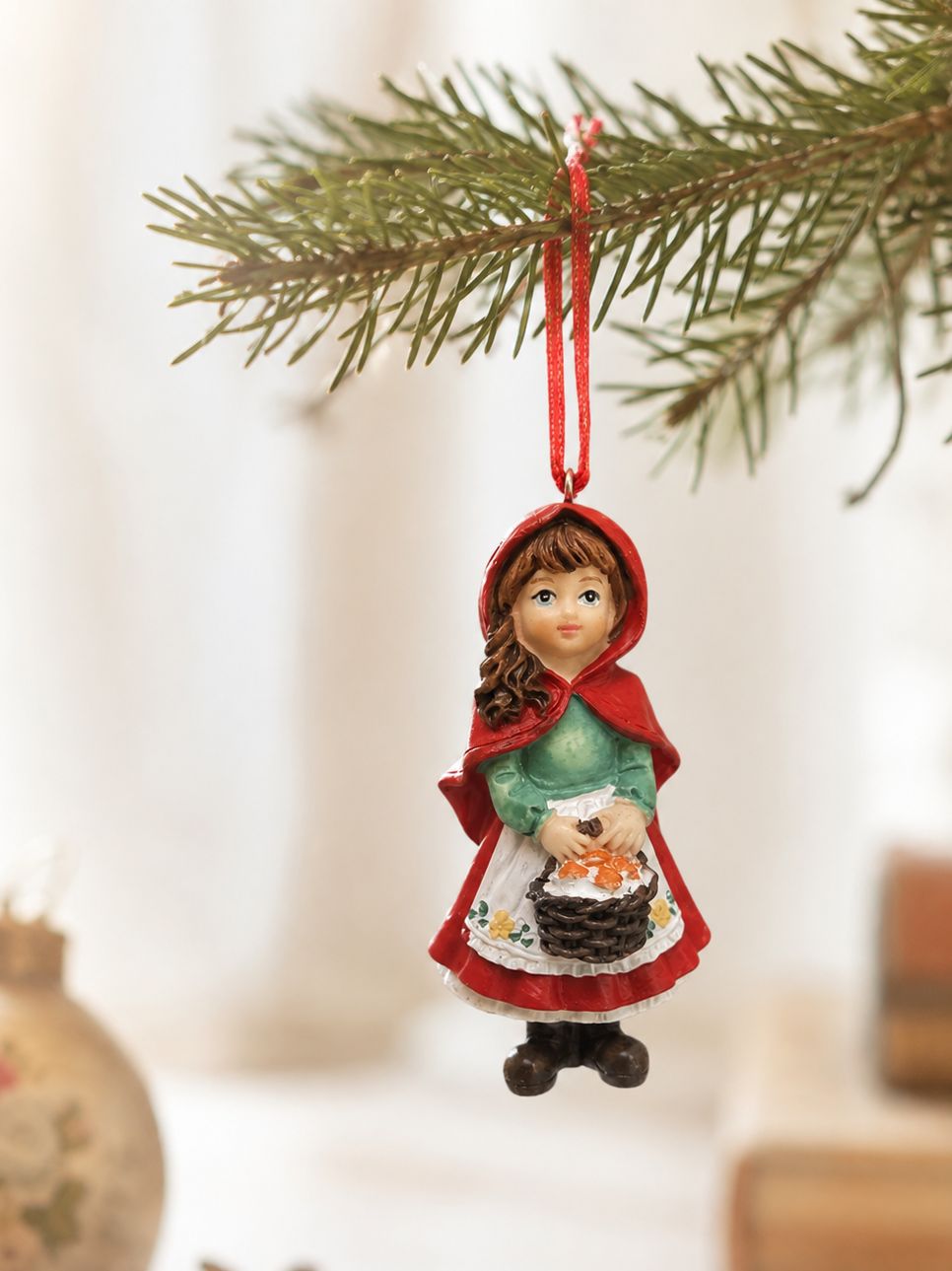 Le Petit Chaperon Rouge en figurine à suspendre avec cape rouge, panier et robe verte, décoration féérique de charme inspirée des contes