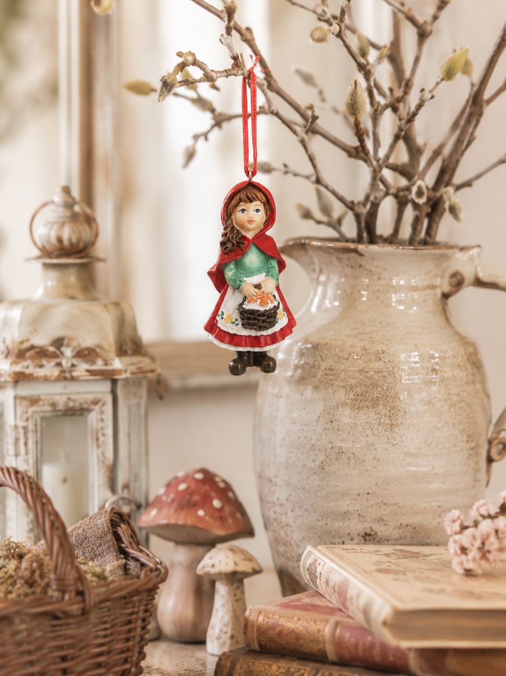 Le Petit Chaperon Rouge en figurine à suspendre avec cape rouge, panier et robe verte, décoration féérique de charme inspirée des contes