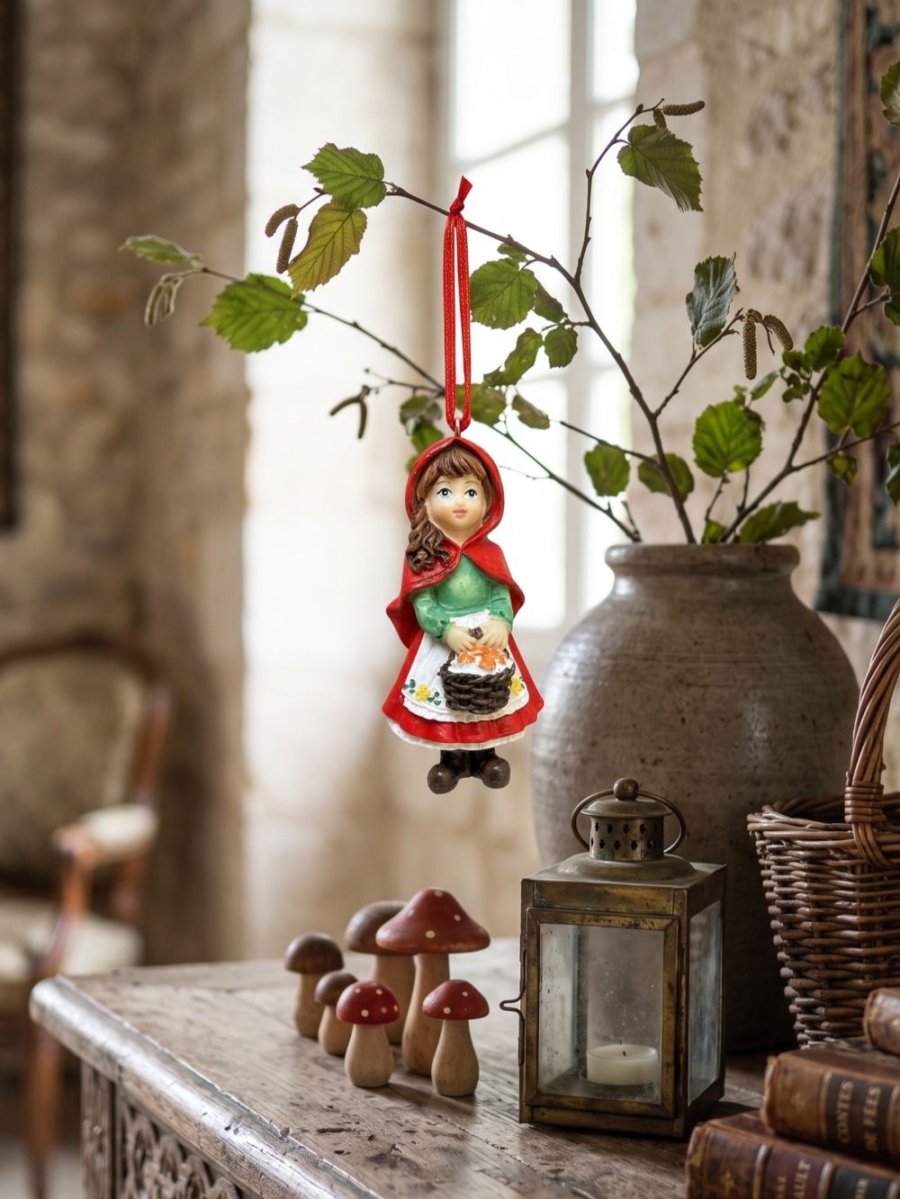 Le Petit Chaperon Rouge en figurine à suspendre avec cape rouge, panier et robe verte, décoration féérique de charme inspirée des contes