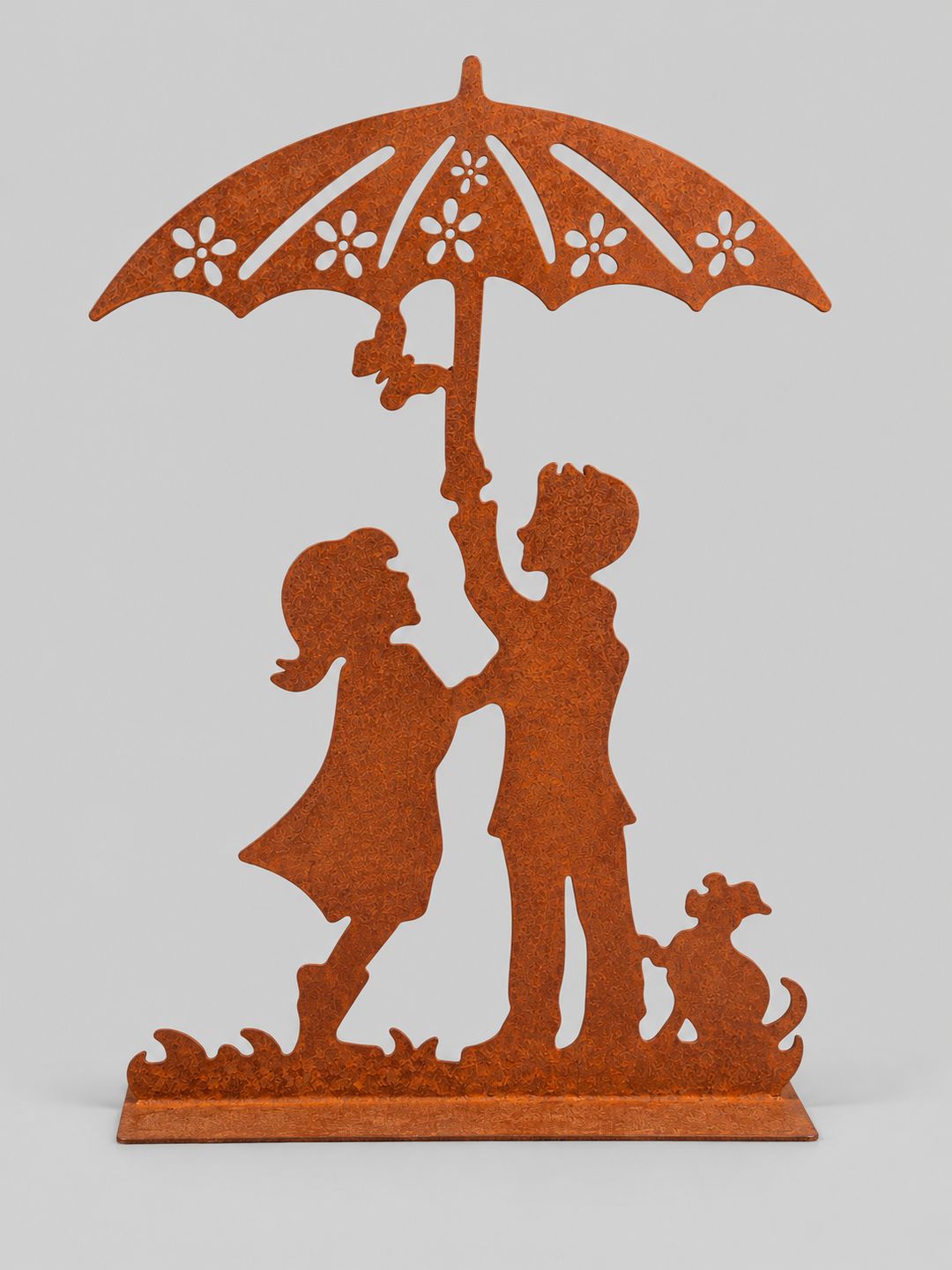 Décoration Les Amoureux au Jardin en métal rouillé, représentant deux enfants sous une ombrelle ajourée avec un chien, sur fond gris clair.