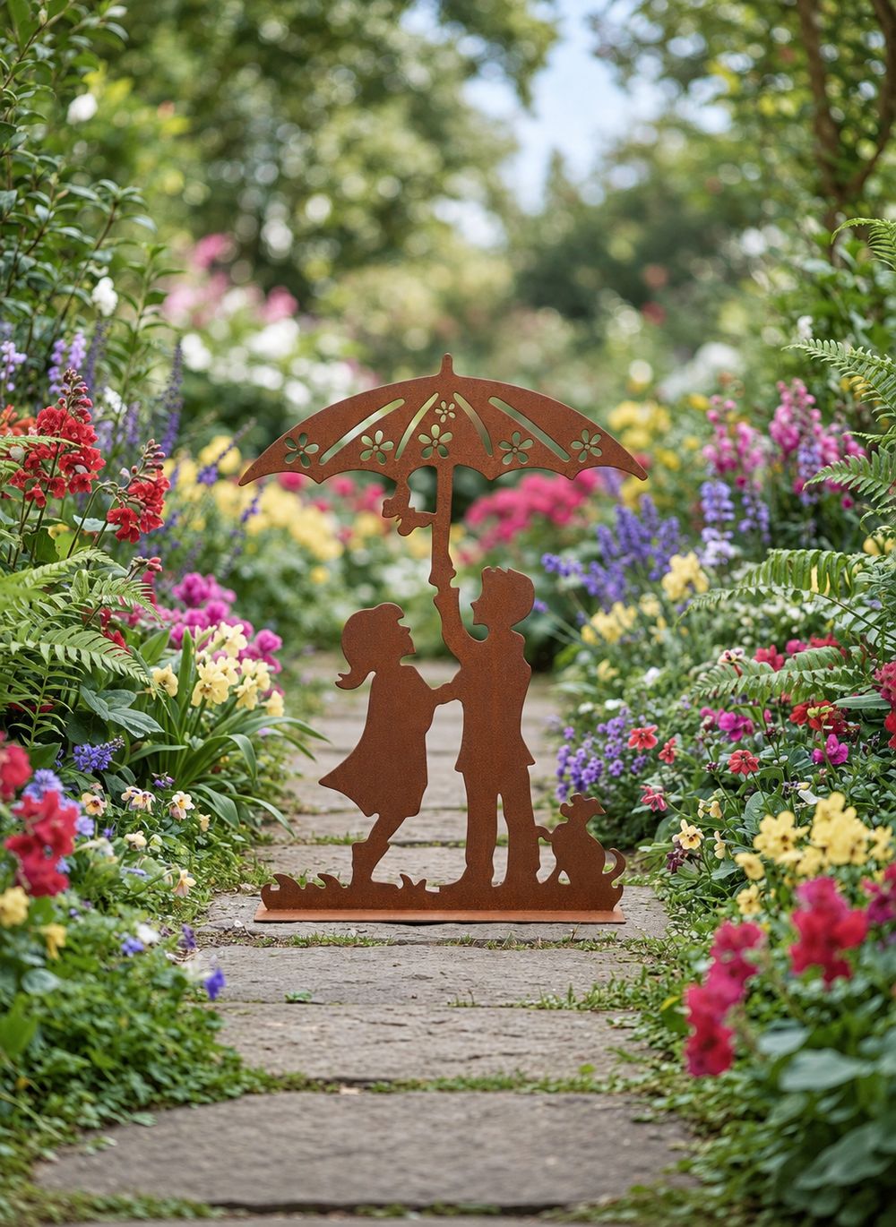 Décoration Les Amoureux au Jardin sur une allée bordée de fleurs colorées.