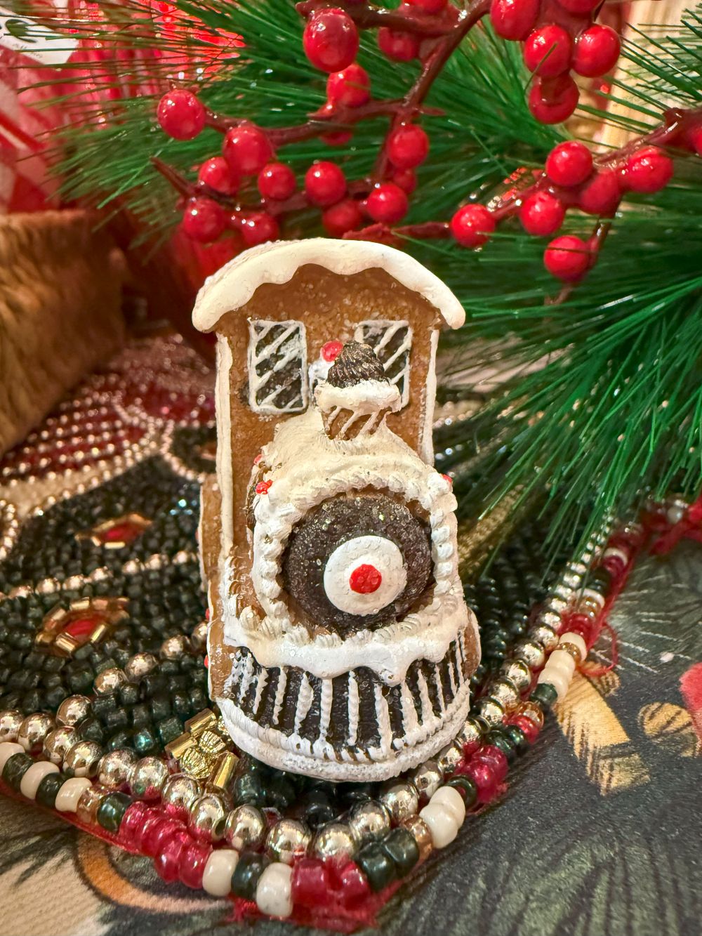 Figurine de locomotive miniature en pain d’épices marron, blanc et rouge, style déco gourmande et féérique de Noël, ambiance romantique shabby chic