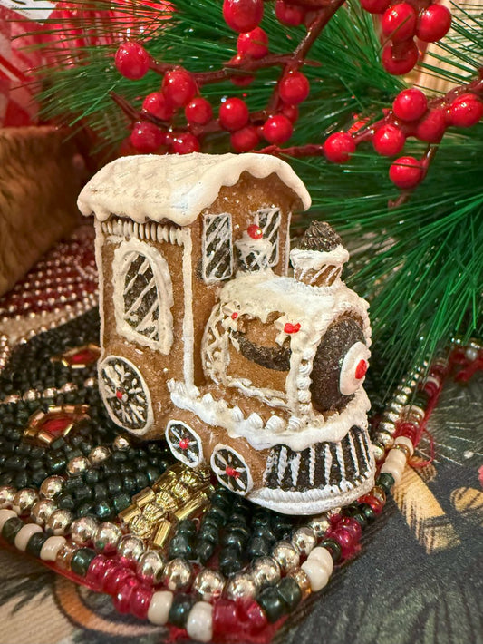 Figurine de locomotive miniature en pain d’épices marron, blanc et rouge, style déco gourmande et féérique de Noël, ambiance romantique shabby chic