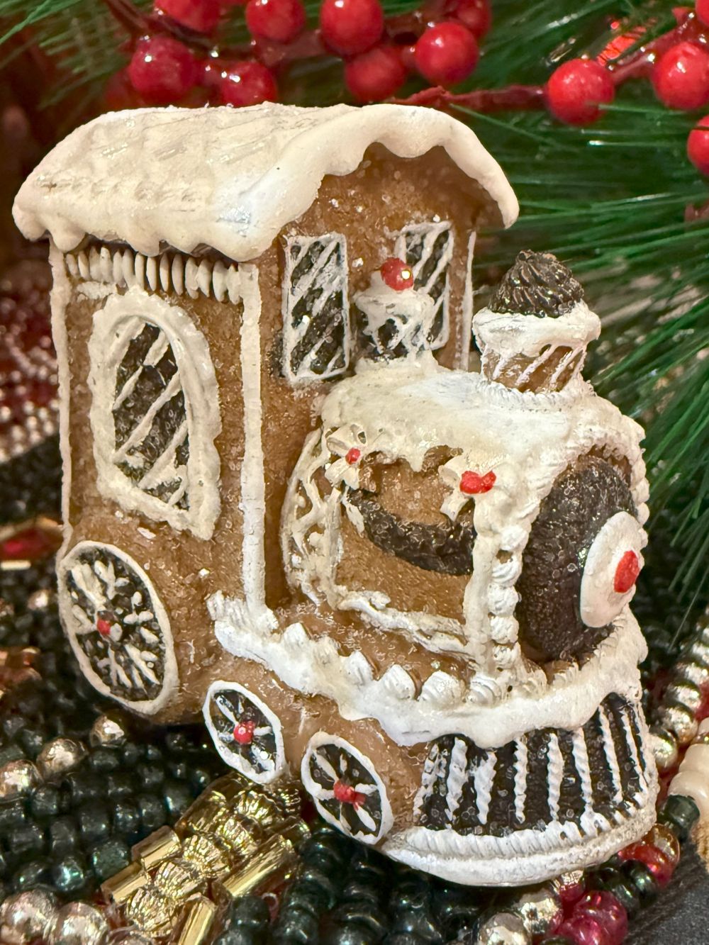 Figurine de locomotive miniature en pain d’épices marron, blanc et rouge, style déco gourmande et féérique de Noël, ambiance romantique shabby chic