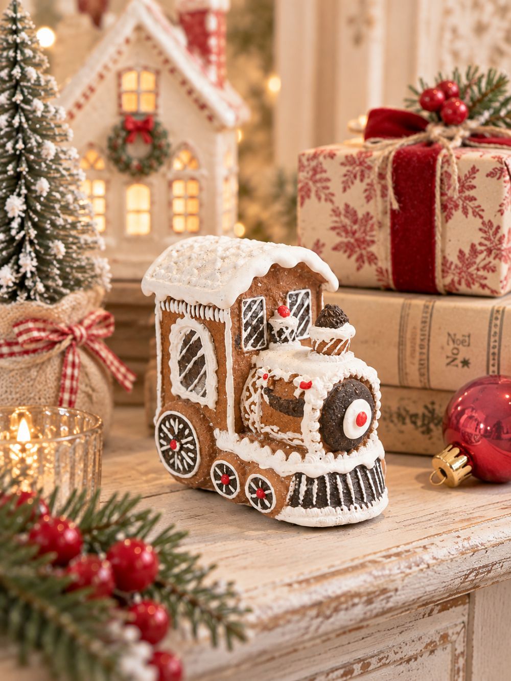 Figurine de locomotive miniature en pain d’épices marron, blanc et rouge, style déco gourmande et féérique de Noël, ambiance romantique shabby chic