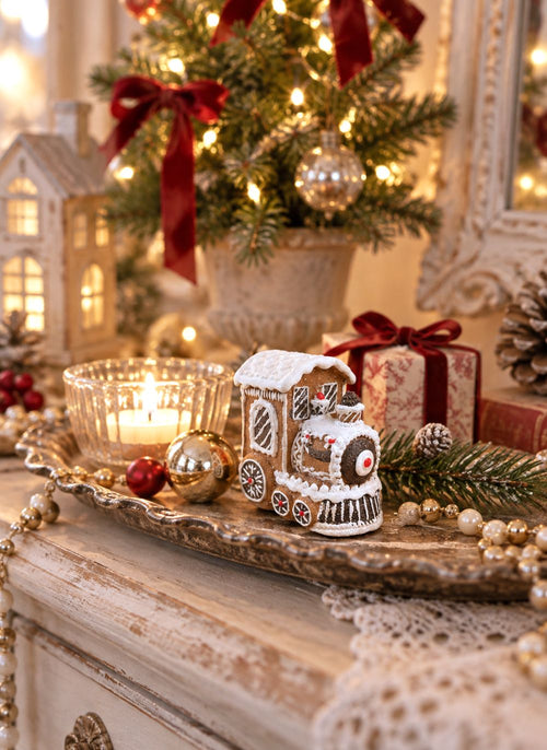 Figurine de locomotive miniature en pain d’épices marron, blanc et rouge, style déco gourmande et féérique de Noël, ambiance romantique shabby chic