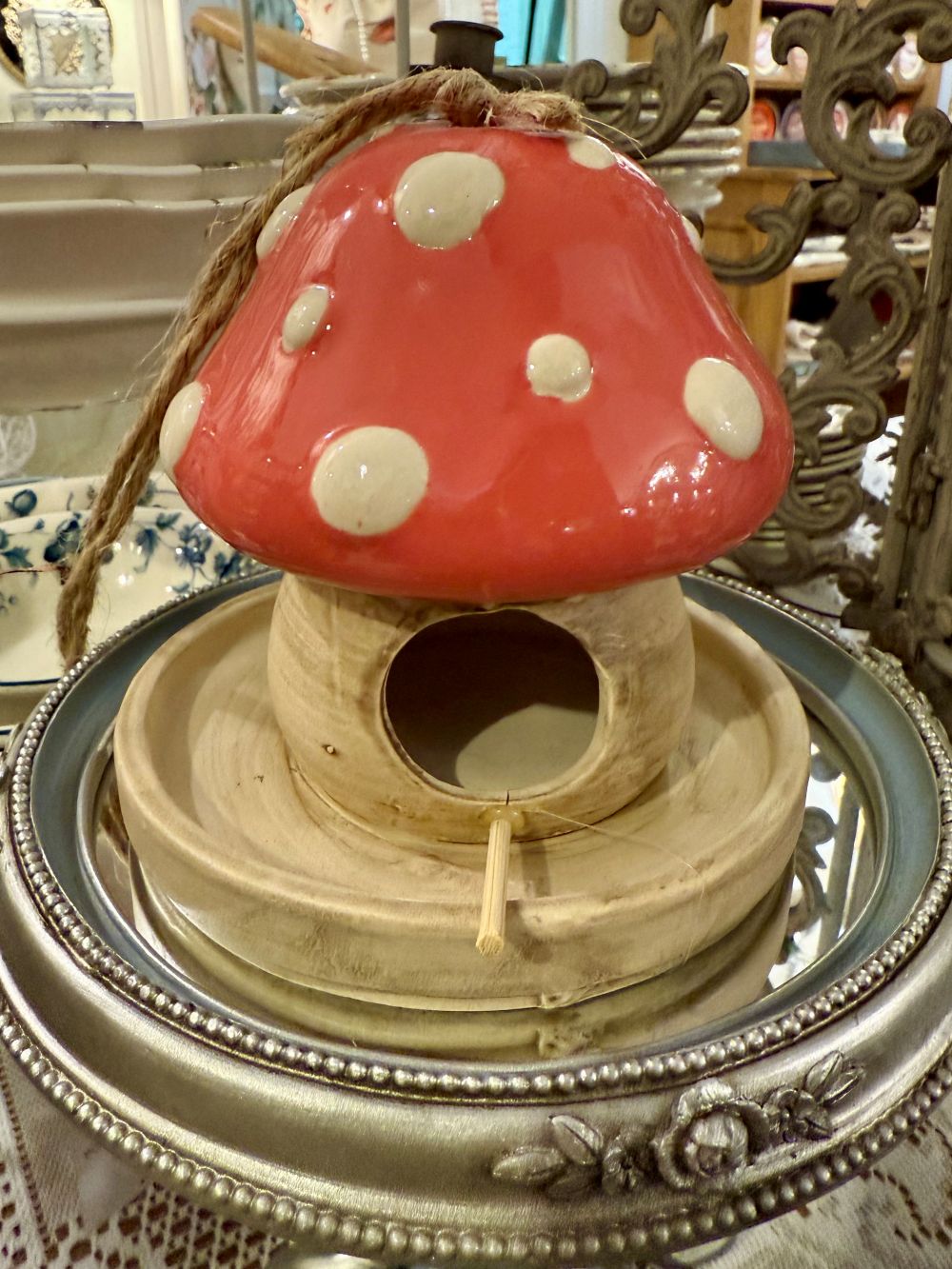 Maison champignon décorative à suspendre en céramique rouge et beige, style féérique et shabby chic, idéale pour la décoration de jardin ou de terrasse