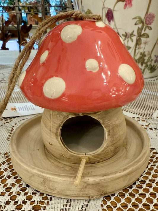 Maison champignon décorative à suspendre en céramique rouge et beige, style féérique et shabby chic, idéale pour la décoration de jardin ou de terrasse