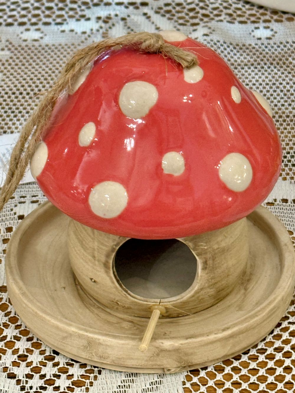 Maison champignon décorative à suspendre en céramique rouge et beige, style féérique et shabby chic, idéale pour la décoration de jardin ou de terrasse