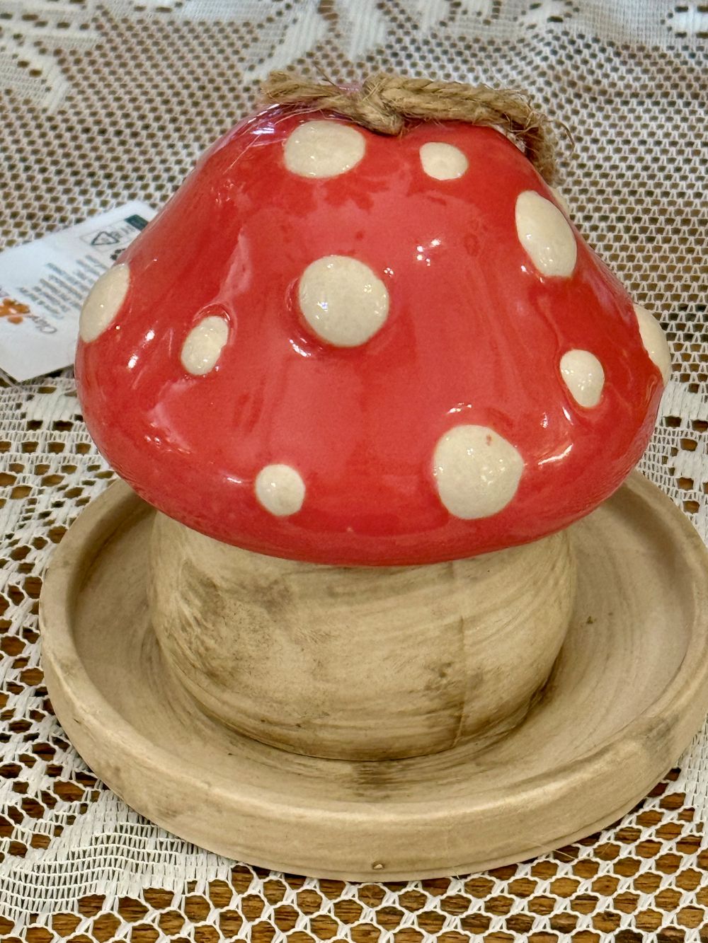 Maison champignon décorative à suspendre en céramique rouge et beige, style féérique et shabby chic, idéale pour la décoration de jardin ou de terrasse
