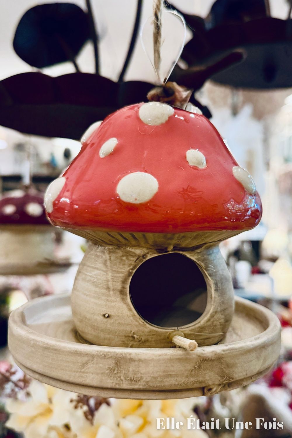 Maison champignon décorative à suspendre en céramique rouge et beige, style féérique et shabby chic, idéale pour la décoration de jardin ou de terrasse