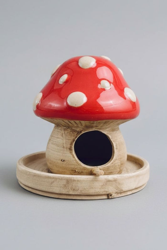 Maison champignon décorative à suspendre en céramique rouge et beige, style féérique et shabby chic, idéale pour la décoration de jardin ou de terrasse