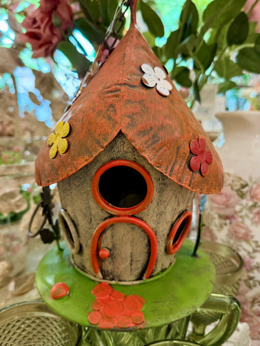 Maison à oiseaux suspendue en métal peint orange et vert, décor floral multicolore, style féérique pour déco de jardin ou balcon romantique et poétique