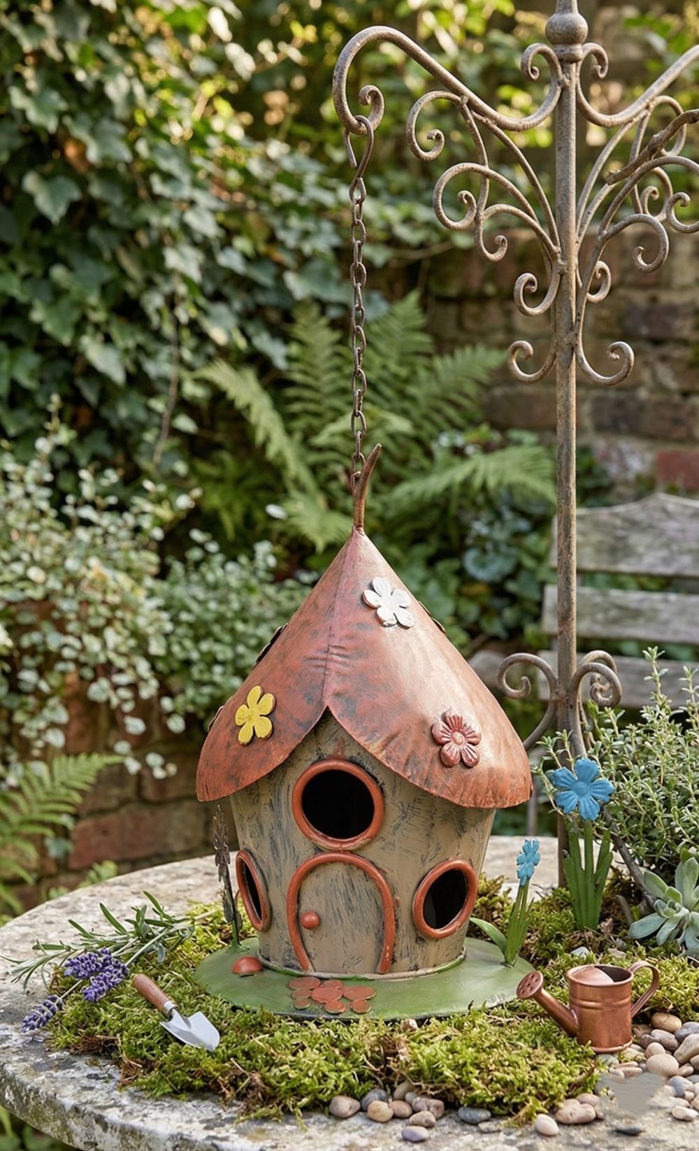 Maison à oiseaux suspendue en métal peint orange et vert, décor floral multicolore, style féérique pour déco de jardin ou balcon romantique et poétique