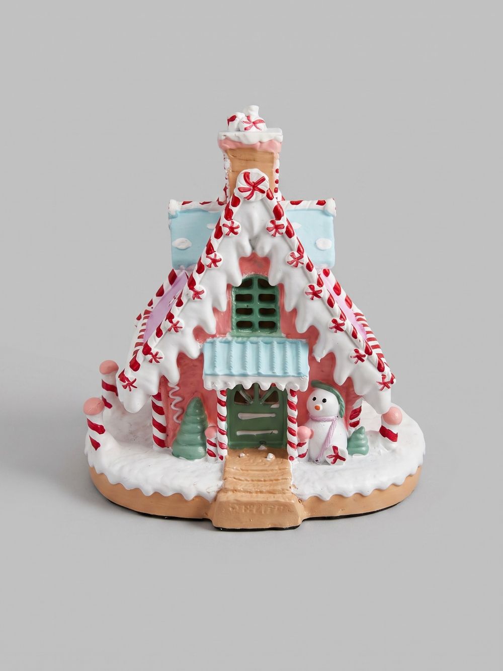 Maisonnette pain d’épice décorative de Noël rose pastel, blanche et bleu ciel, avec décor enneigé et bonhomme de neige, pour ambiance de Noël féérique