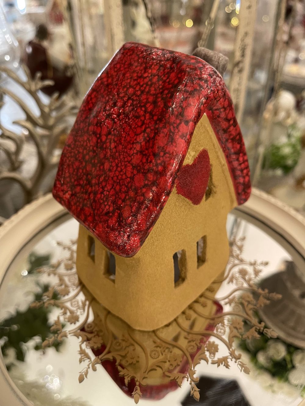 Photophore maisonnette en terre cuite beige et rouge avec cœur découpé, décoration romantique et féérique, lumière chaleureuse pour intérieur de charme