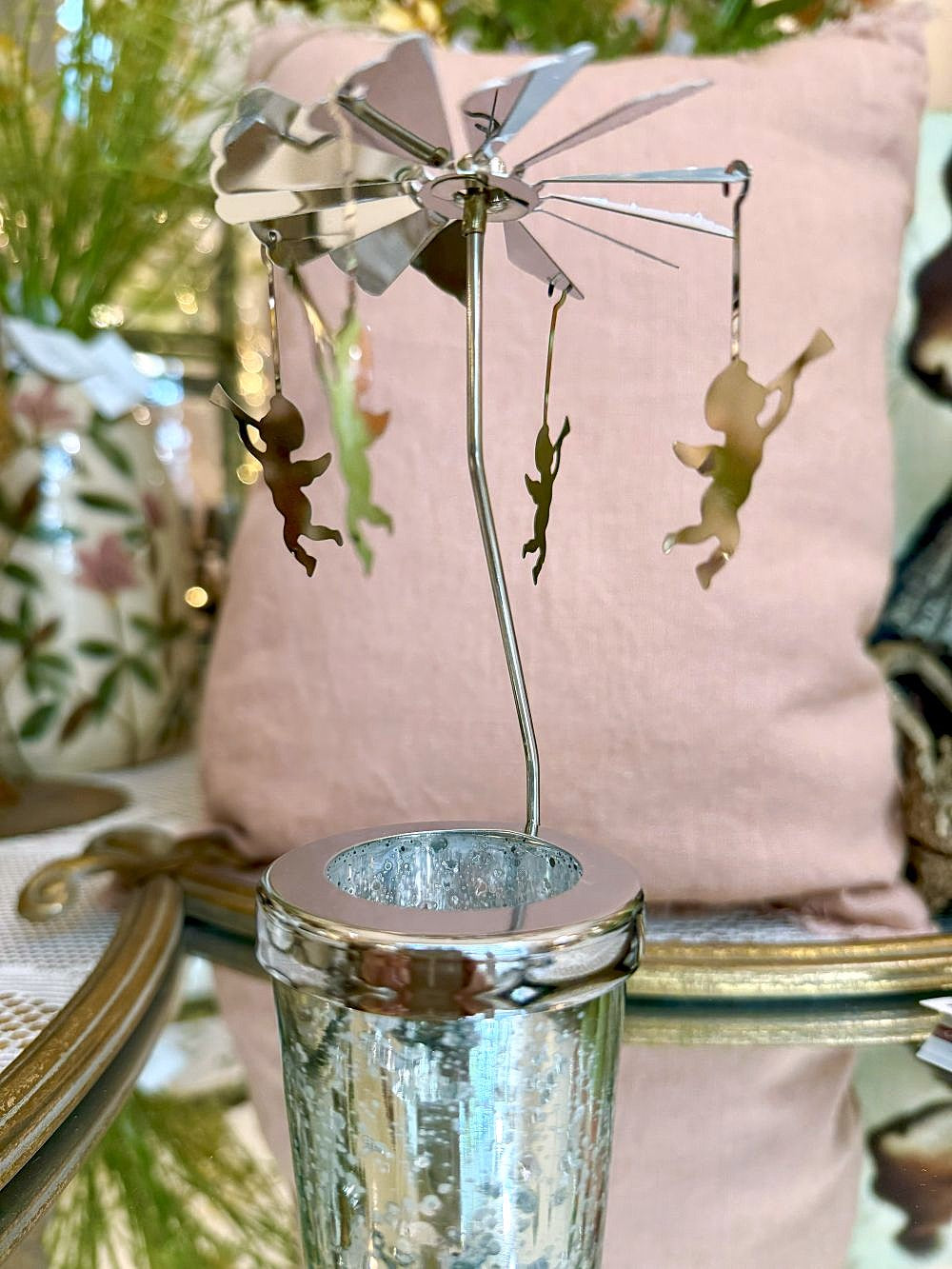 Manège photophore en métal argenté avec anges suspendus, décoration romantique et féérique de 15 cm de hauteur et 9 cm de diamètre.