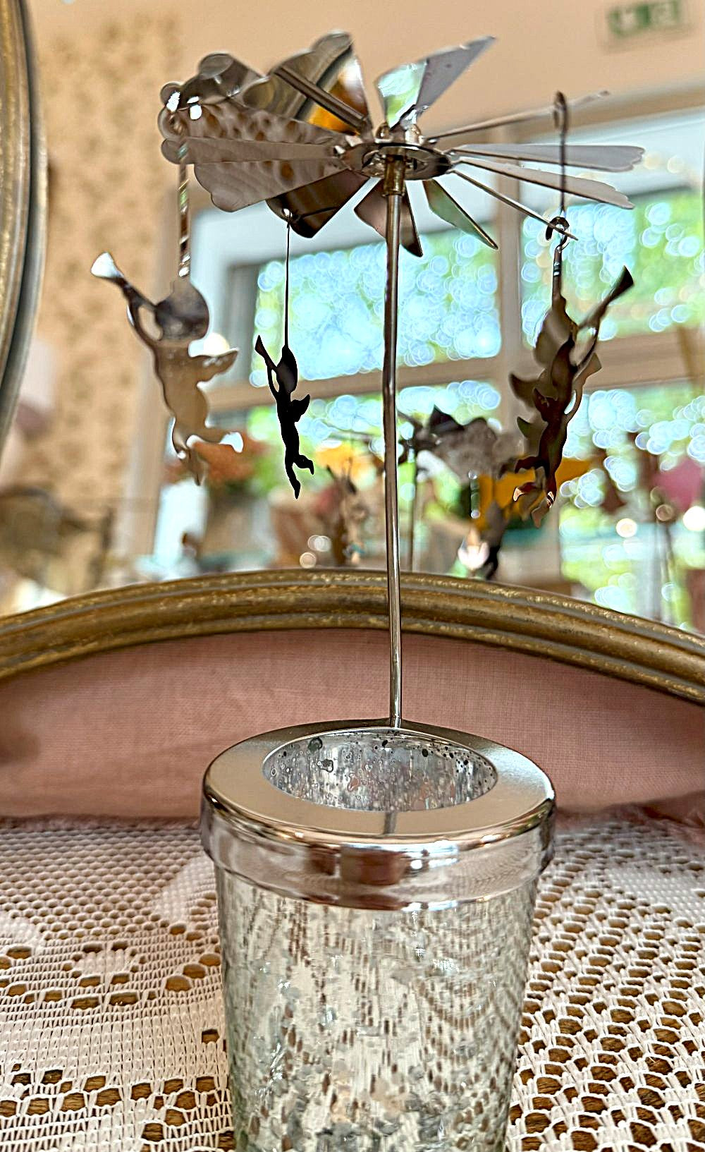 Manège photophore en métal argenté avec anges suspendus, décoration romantique et féérique de 15 cm de hauteur et 9 cm de diamètre.
