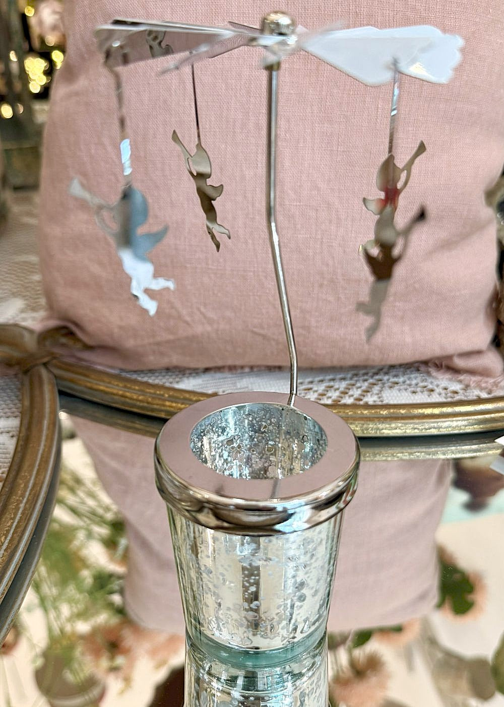 Manège photophore en métal argenté avec anges suspendus, décoration romantique et féérique de 15 cm de hauteur et 9 cm de diamètre.
