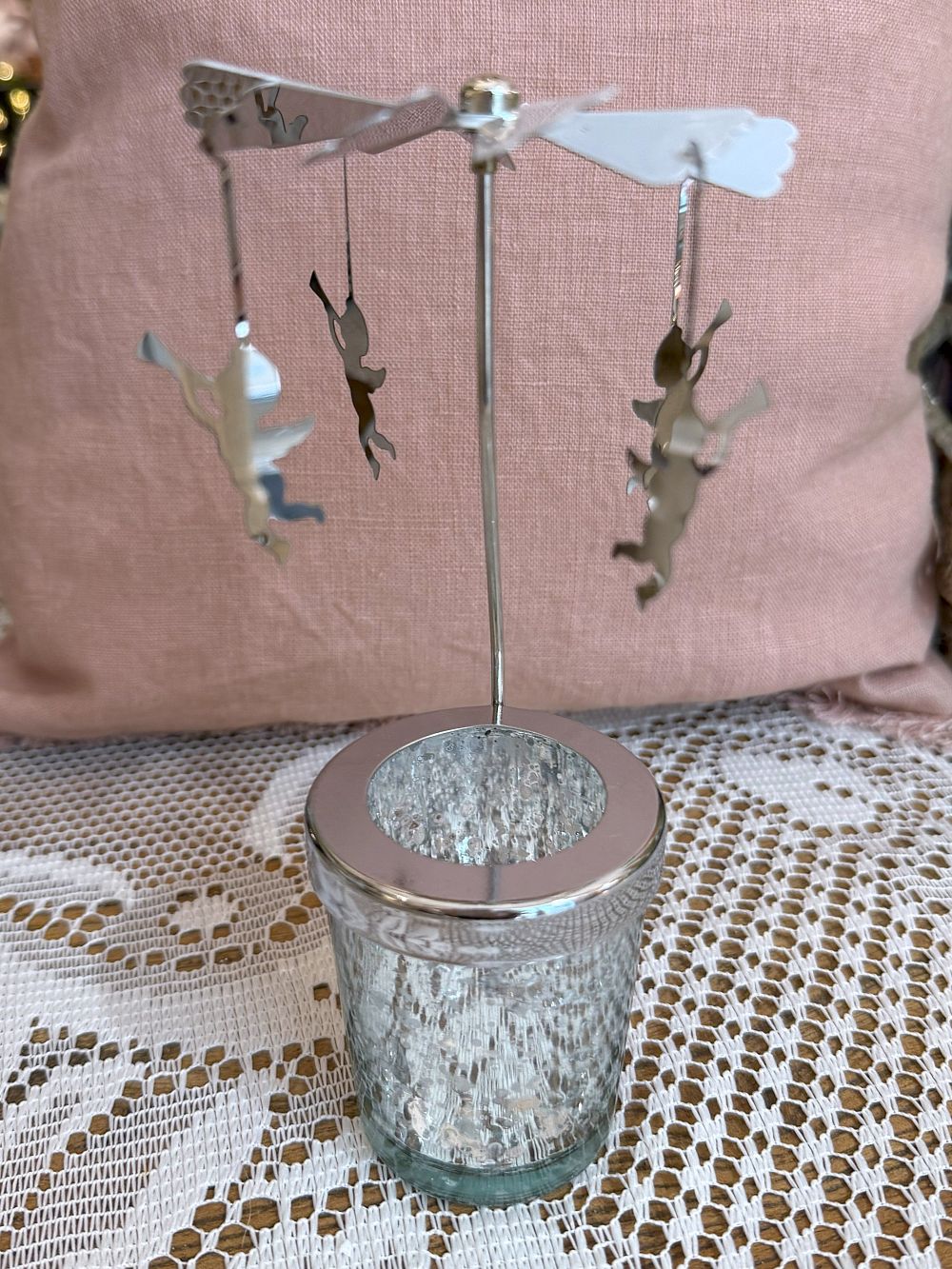 Manège photophore en métal argenté avec anges suspendus, décoration romantique et féérique de 15 cm de hauteur et 9 cm de diamètre.