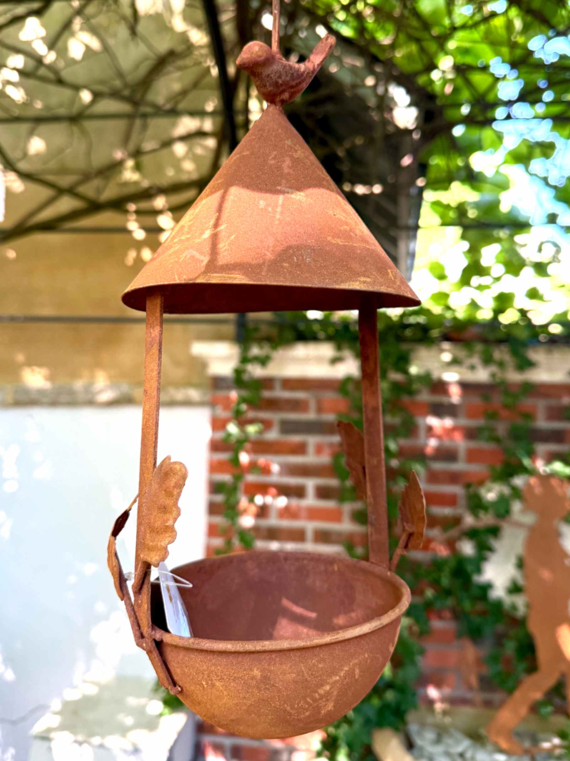 Mangeoire à oiseaux suspendue en métal rouillé avec feuillage décoratif – style shabby chic pour jardin romantique