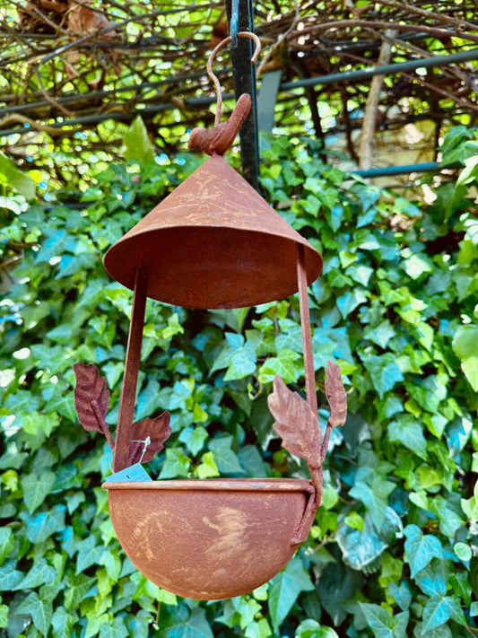 Mangeoire à oiseaux suspendue en métal rouillé avec feuillage décoratif – style shabby chic pour jardin romantique