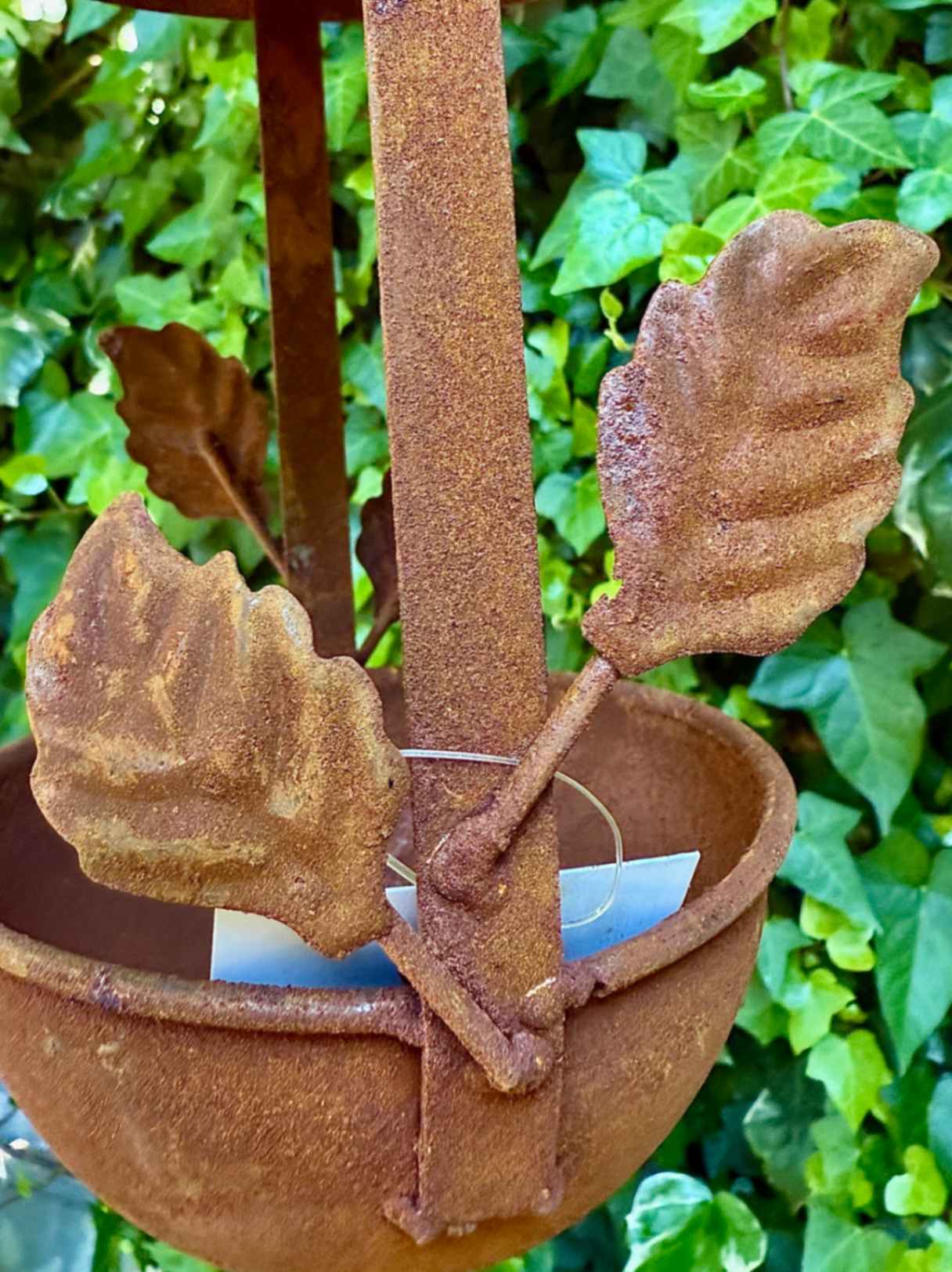 Mangeoire à oiseaux suspendue en métal rouillé avec feuillage décoratif – style shabby chic pour jardin romantique