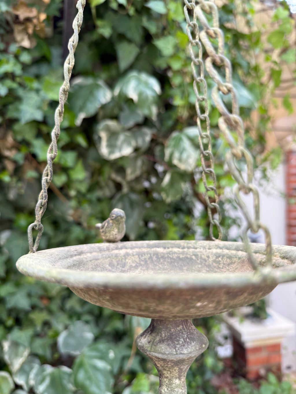 Mangeoire suspendue en métal avec oiseau décoratif, style shabby chic pour jardin ou terrasse