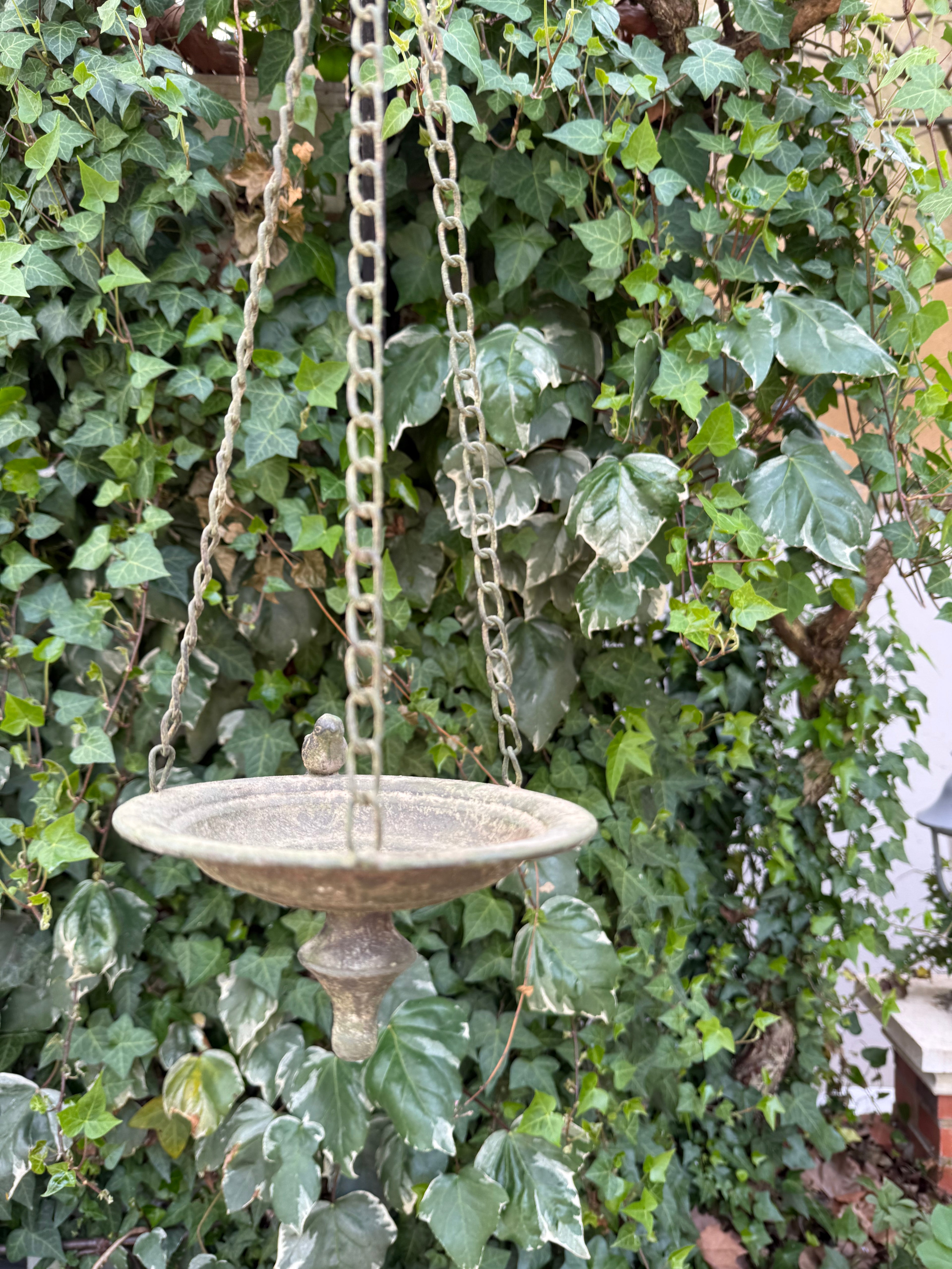 Mangeoire suspendue en métal avec oiseau décoratif, style shabby chic pour jardin ou terrasse