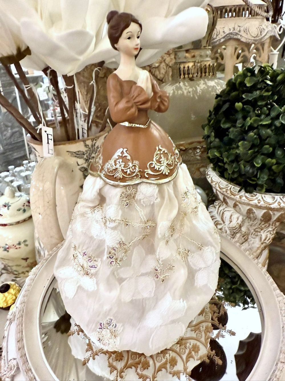 Figurine de marquise de 24 cm en style victorien, bustier brun et jupe en tissu brodé ivoire, décoration romantique, élégante et poétique