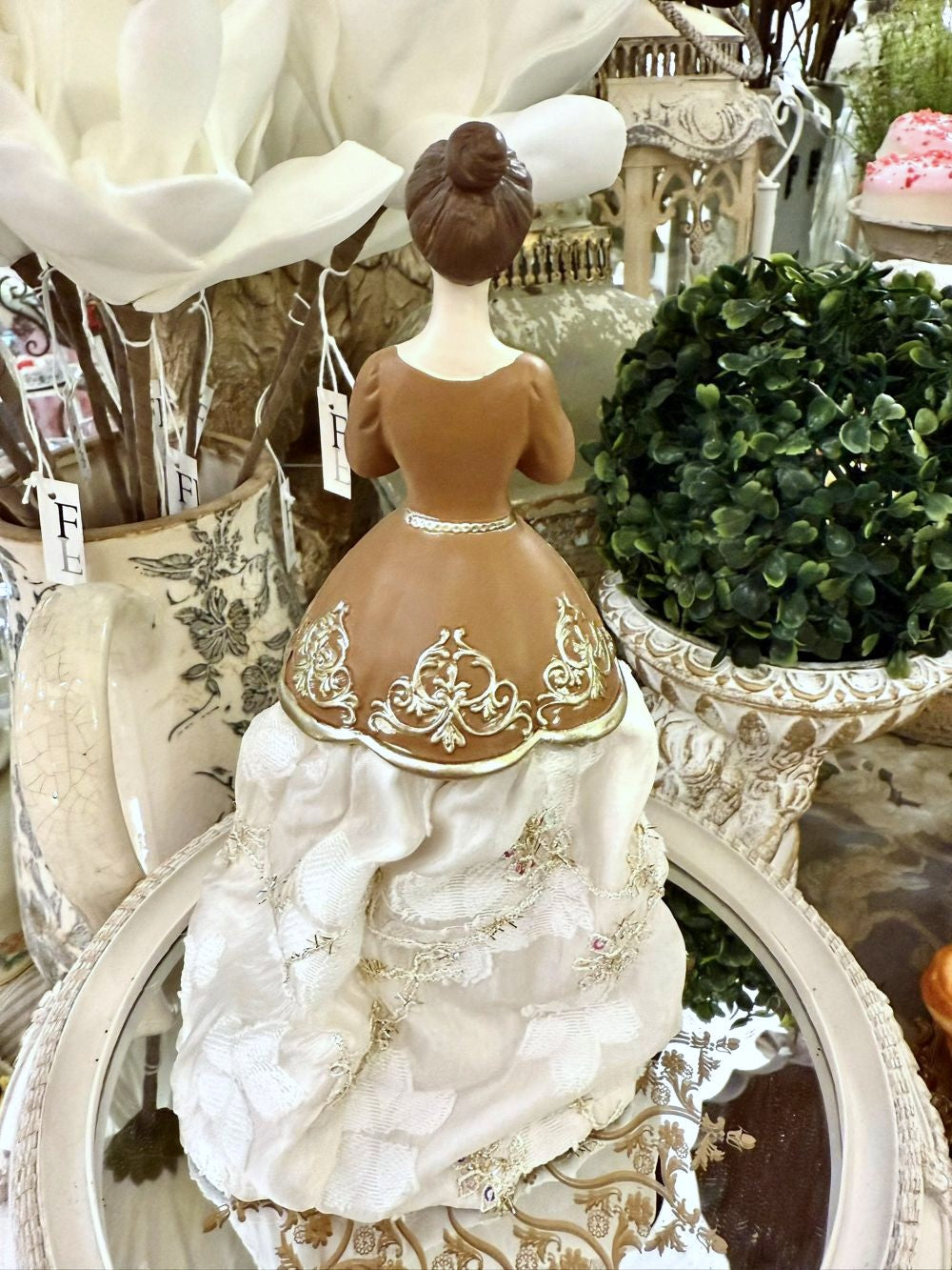 Figurine de marquise de 24 cm en style victorien, bustier brun et jupe en tissu brodé ivoire, décoration romantique, élégante et poétique