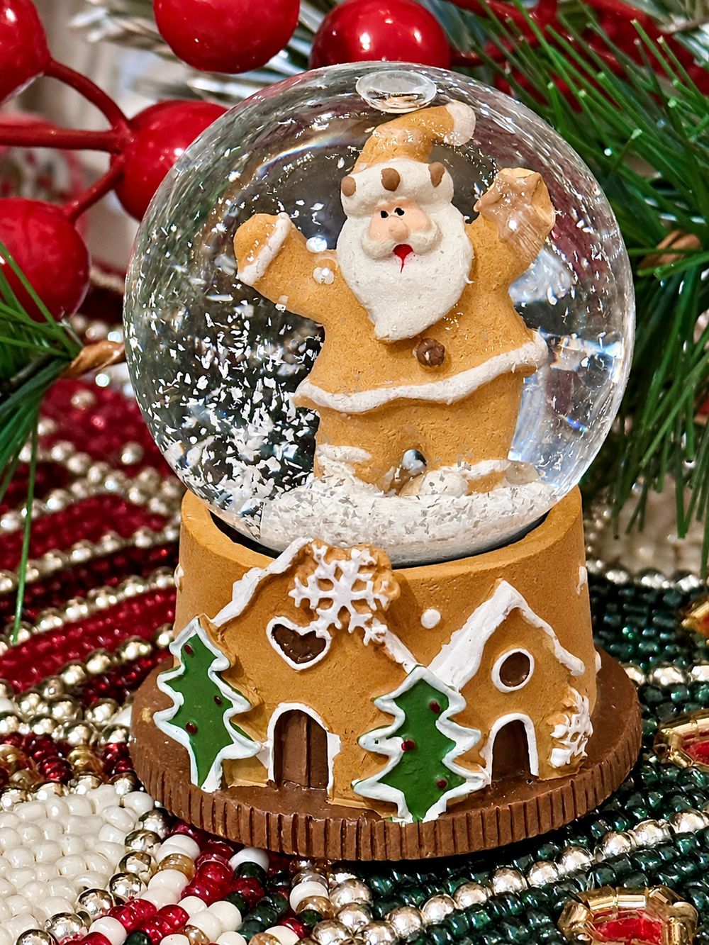 Mini boule à neige Père Noël Pain d’Épices, vue de face.