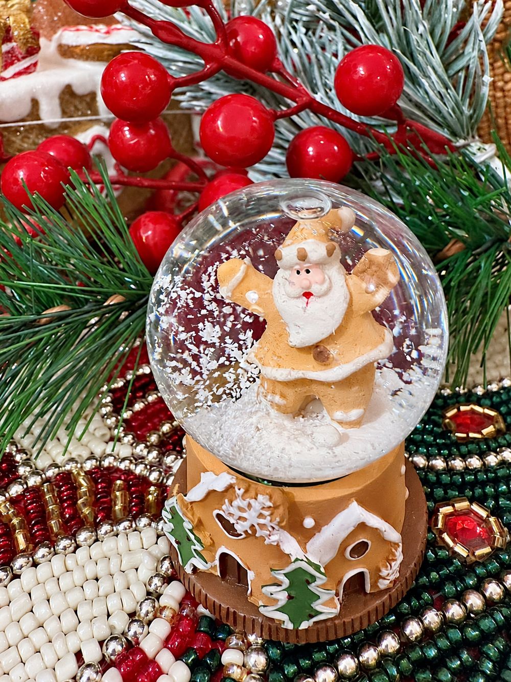Mini boule à neige Père Noël Pain d’Épices, vue en plongée.